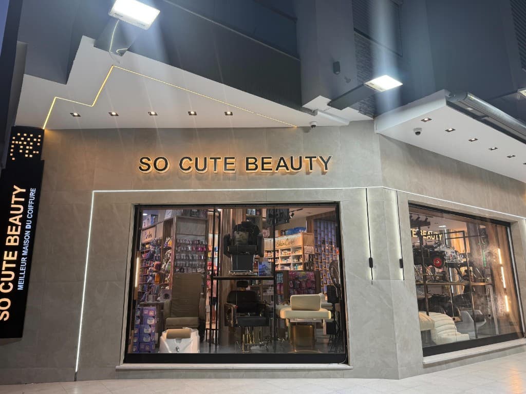 Vitrine de la boutique So Cute Beauty avec espace coiffure
