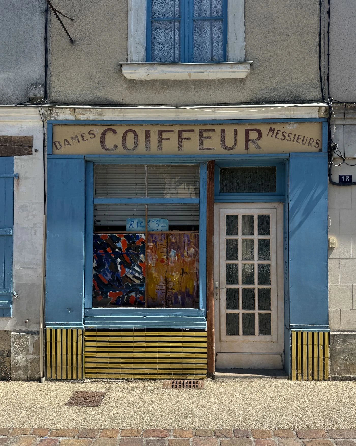 Façade d'un salon de coiffure — conseil beauté et expertise en boutique