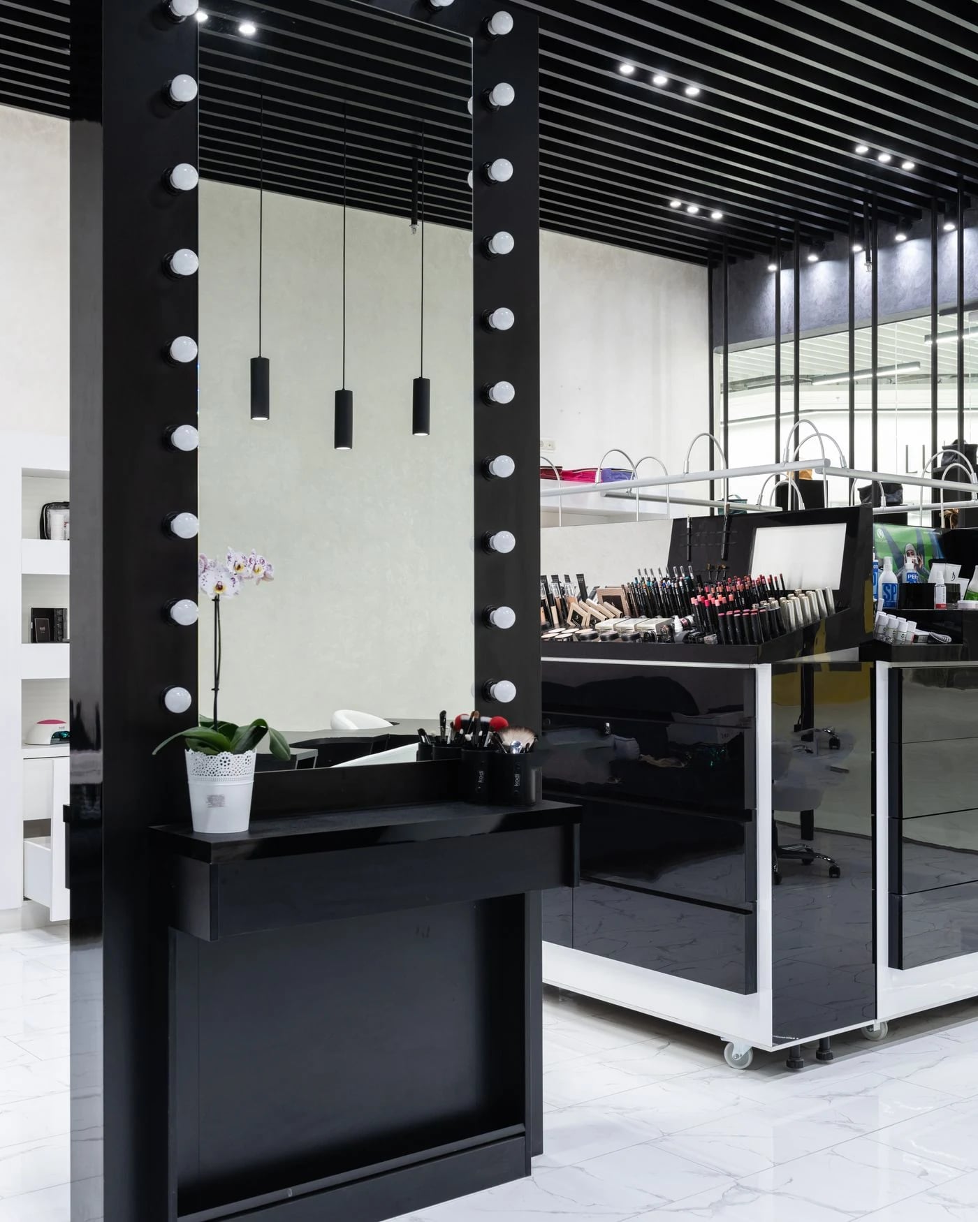 Intérieur d'une boutique cosmétique premium — univers So Cute Beauty