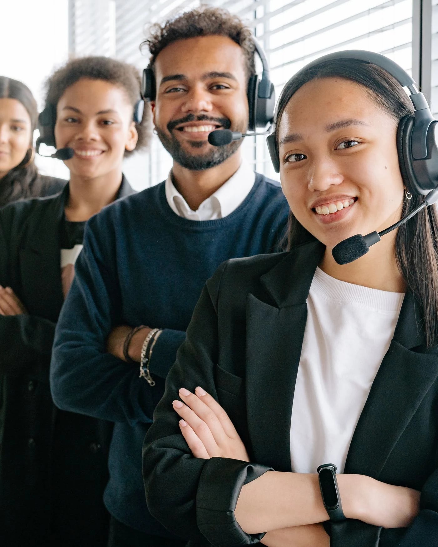 Équipe service client avec casques — assistance WhatsApp, téléphone et e-mail