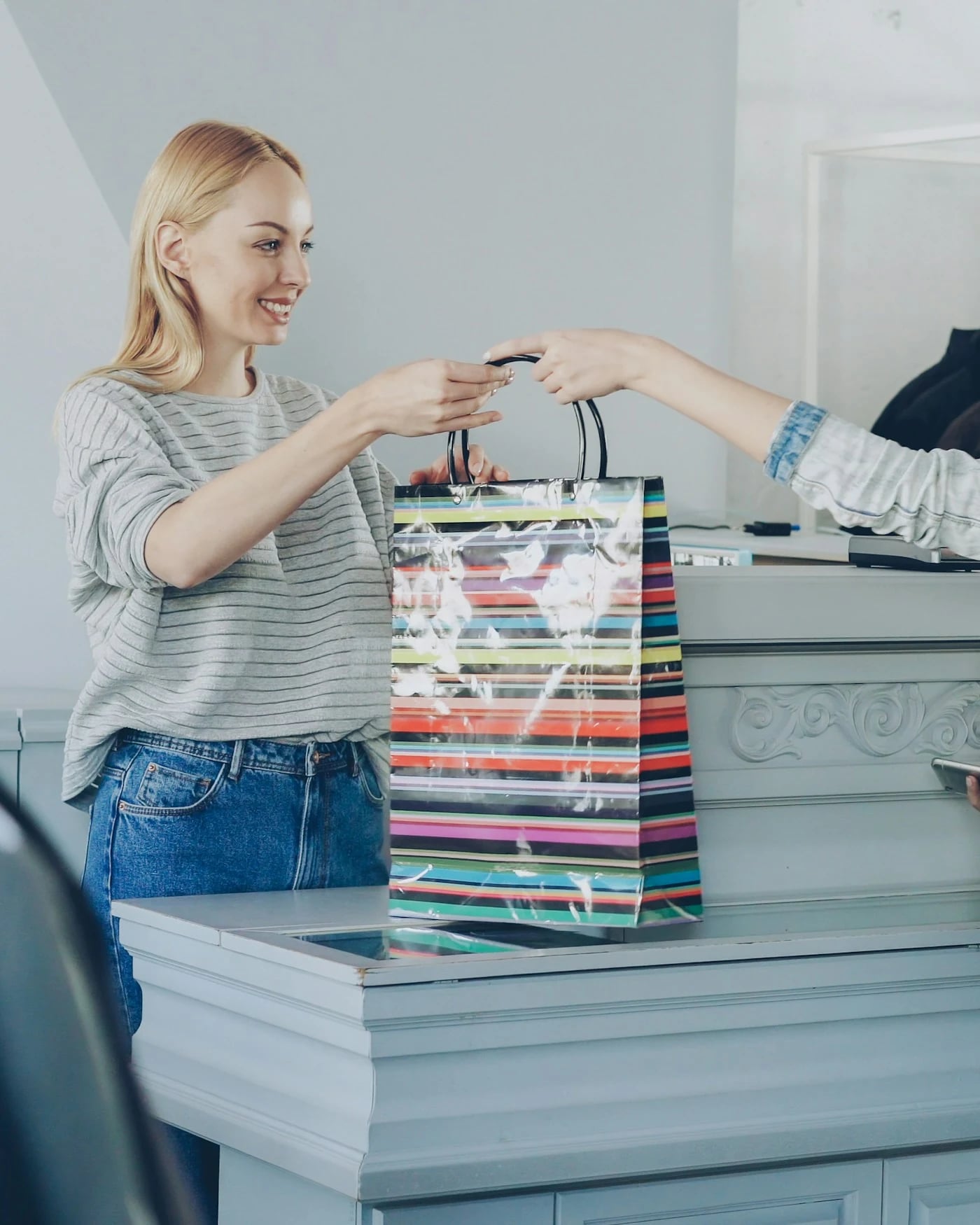 Remise d'un sac en boutique — retrait Click et Collect à Skanes, Monastir