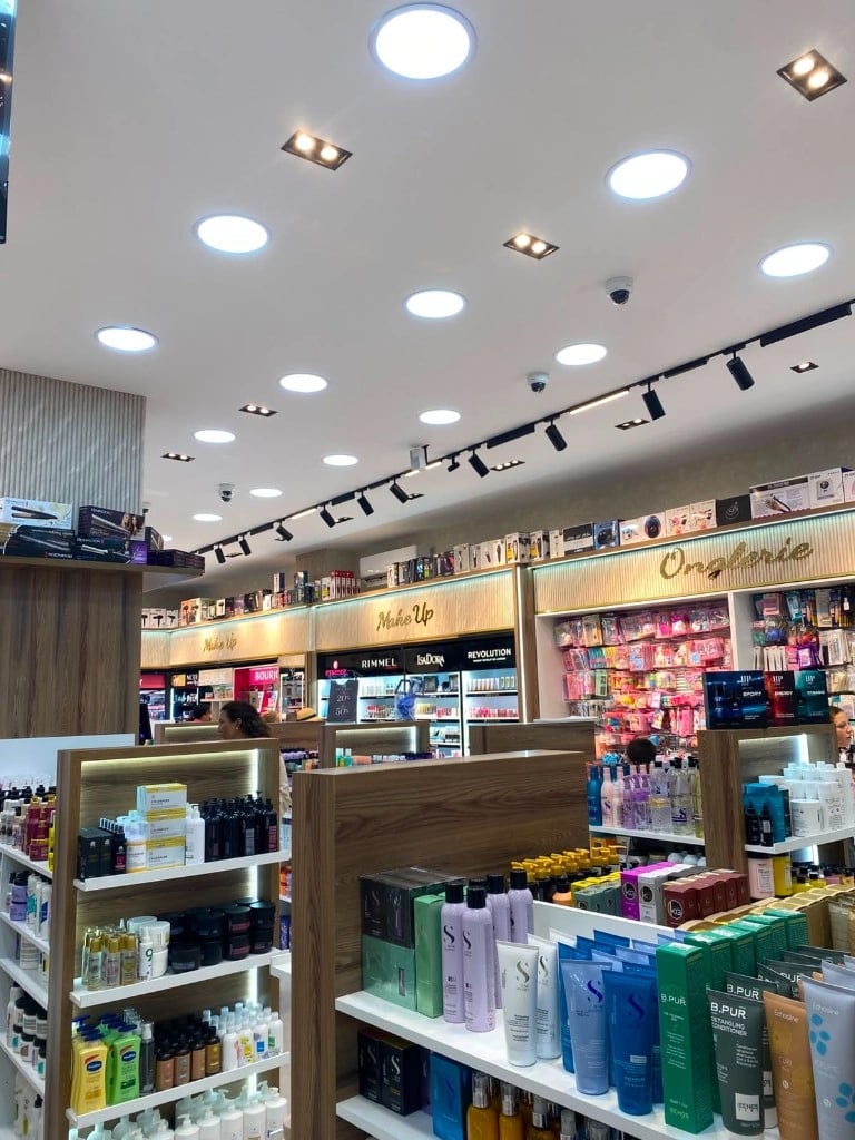 Intérieur de la boutique So Cute Beauty — rayons maquillage et soins