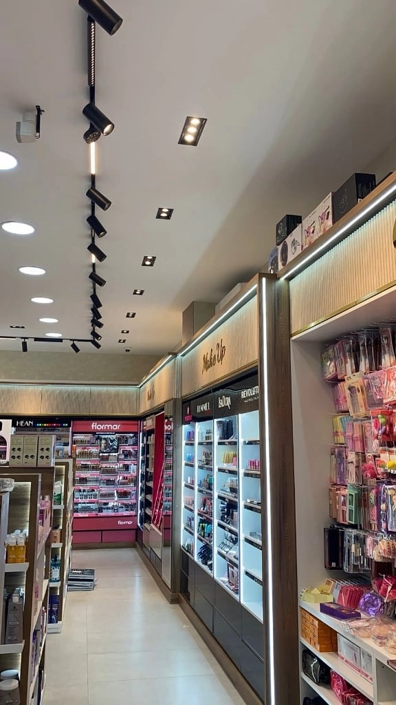 Intérieur So Cute Beauty Skanes — rayons maquillage Make Up et Flormar